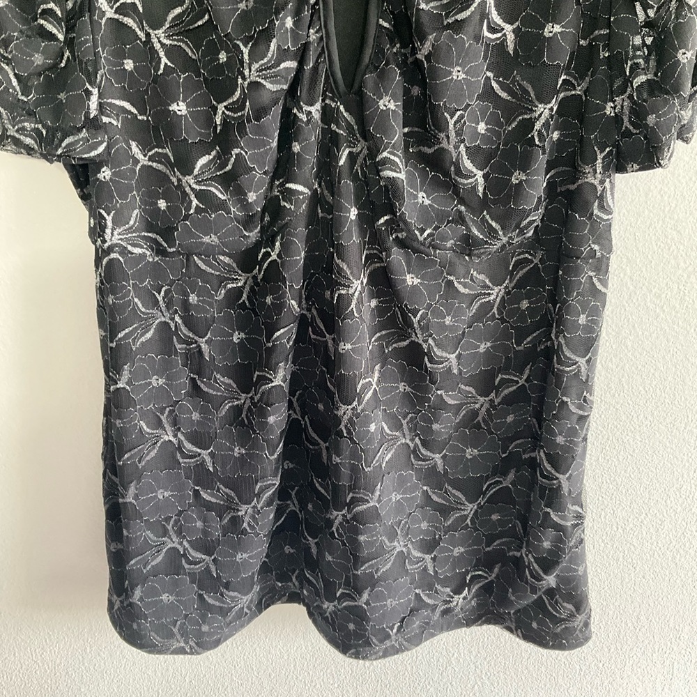 Torrid FLORAL KEYHOLE TOP size 3 new with tags T28 - Picture 3 of 9